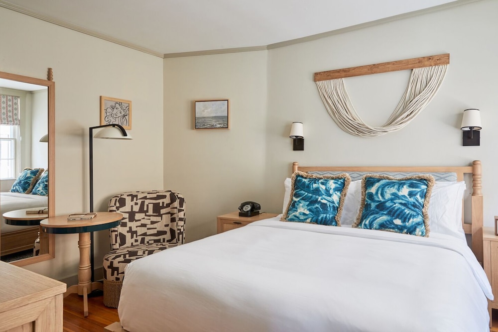 Petite, King Bed