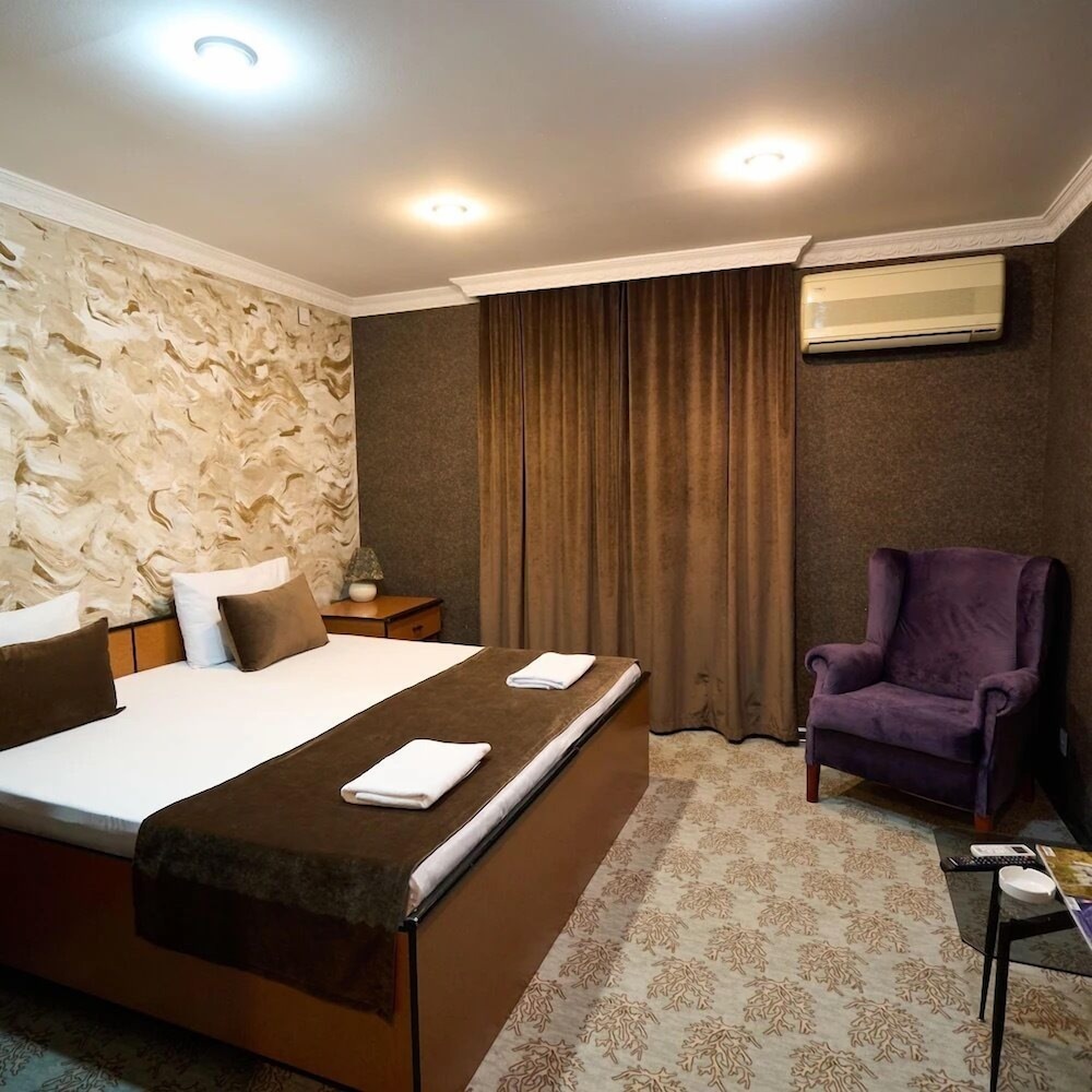 RoseMary Inn 42/61