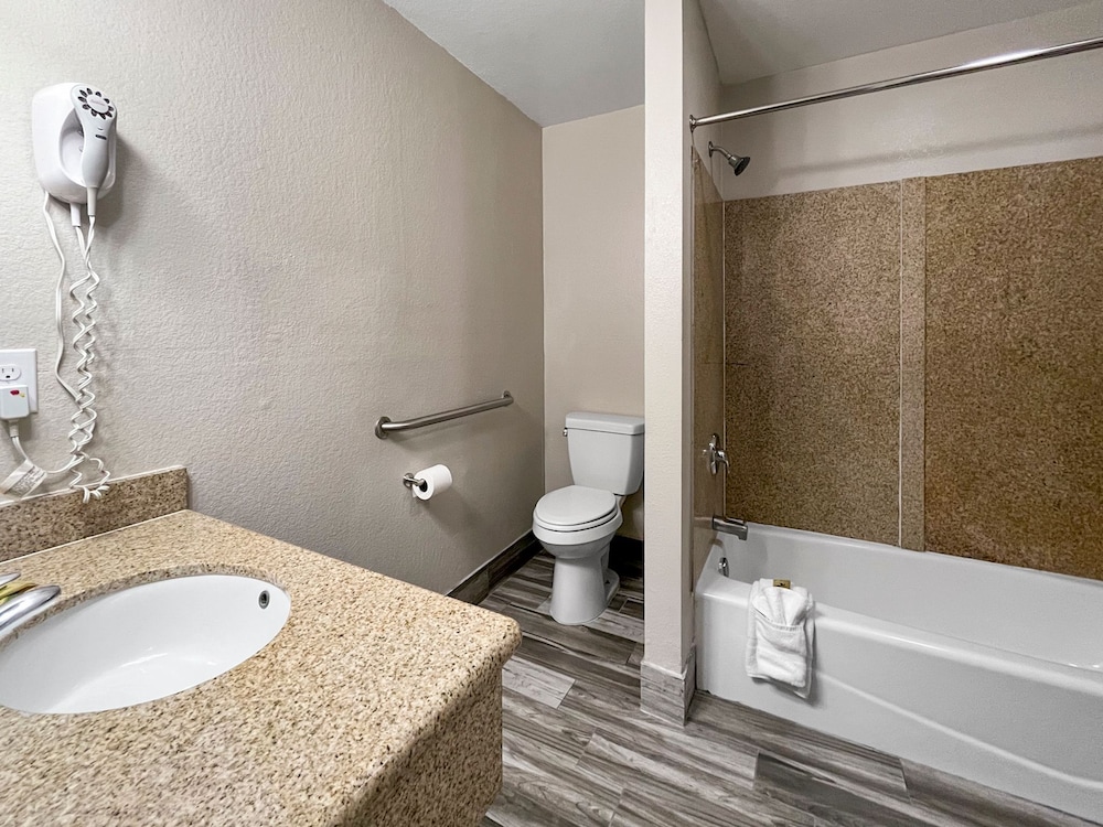 Rodeo Lodge (ex Americas Best Value Inn and Suites-Clovis/Fresno) 53/59
