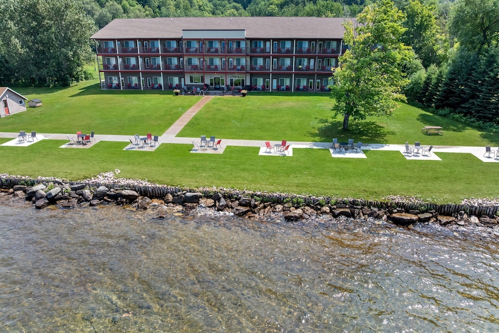 Comfort Inn and Suites Munising - Lakefront 38/49