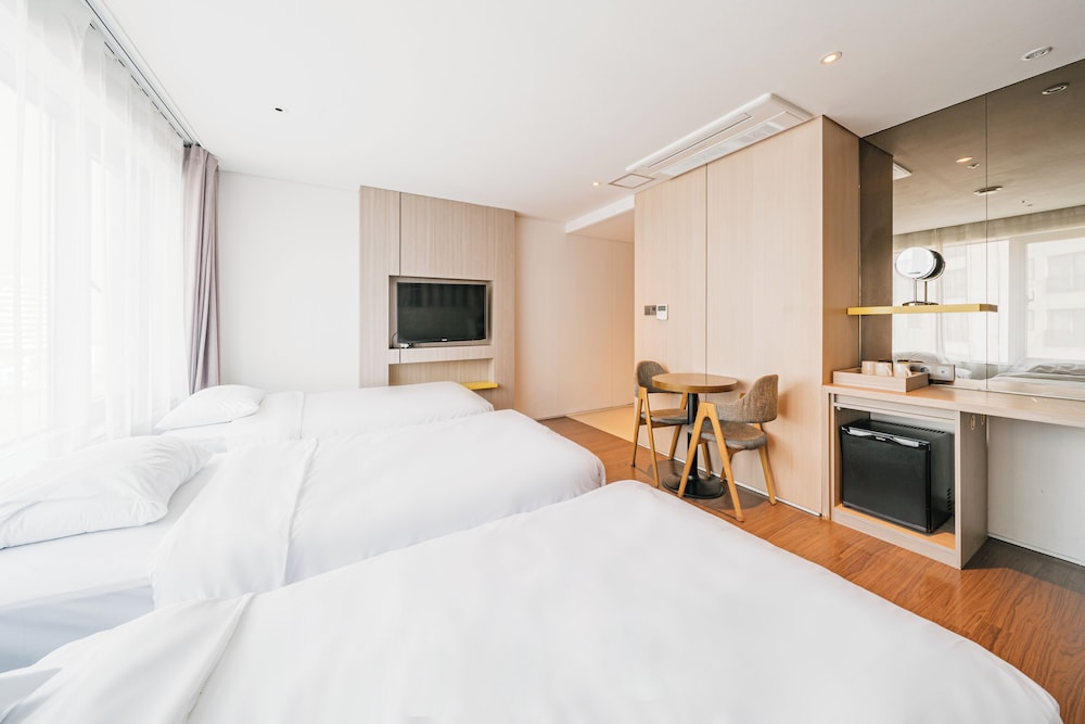 The First70 Hotel 13/50