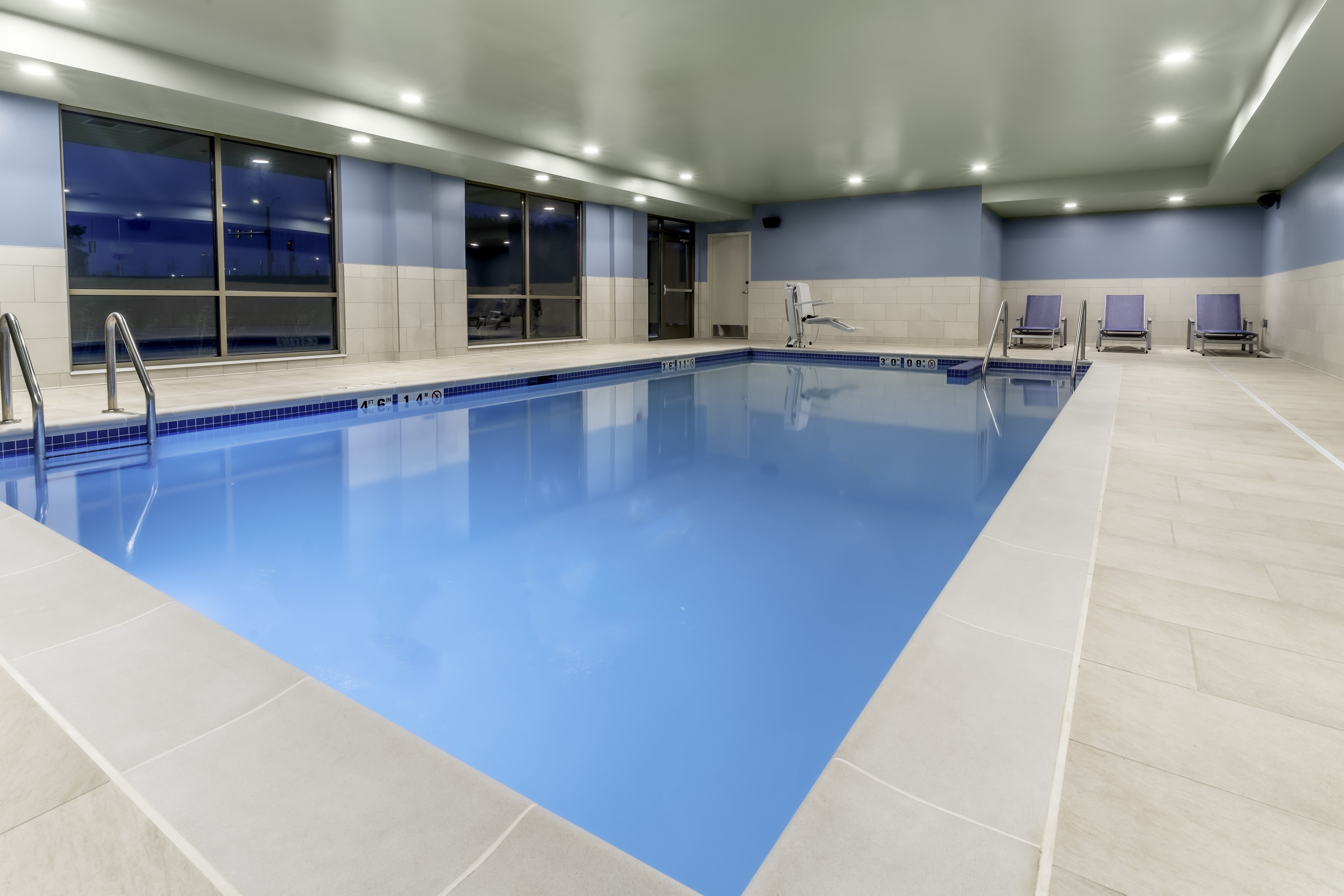 Holiday Inn Express & Suites Milwaukee - West Allis 30/61