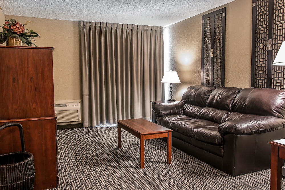 Quality Inn & Suites Livonia - Detroit 26/38