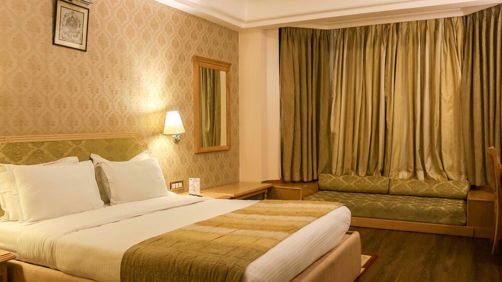 Dee Marks Hotel Resorts 33/66