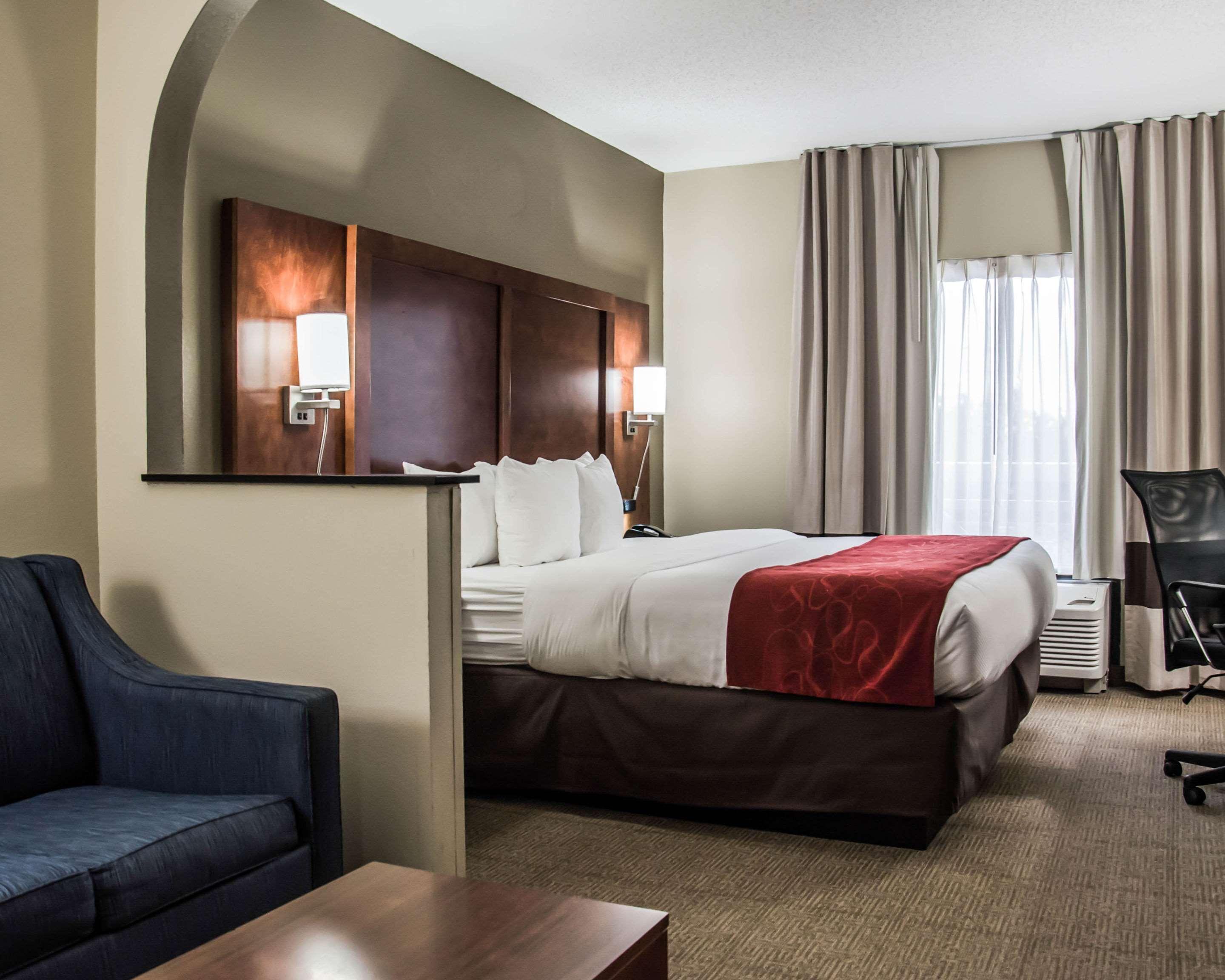 SUITE, KING BED
