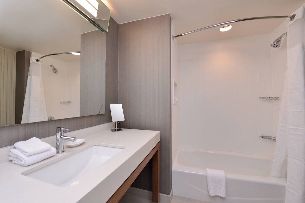 غرفة بسريرين كوين لذوي الإعاقة، Courtyard By Marriott Toledo North 2/3