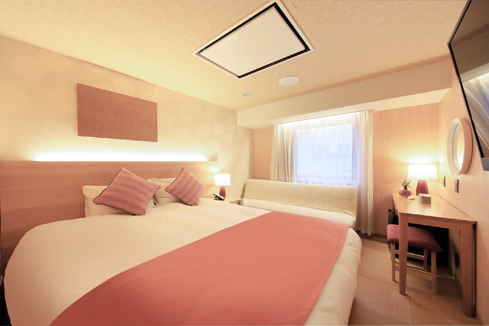 Moderate, Queen Bed