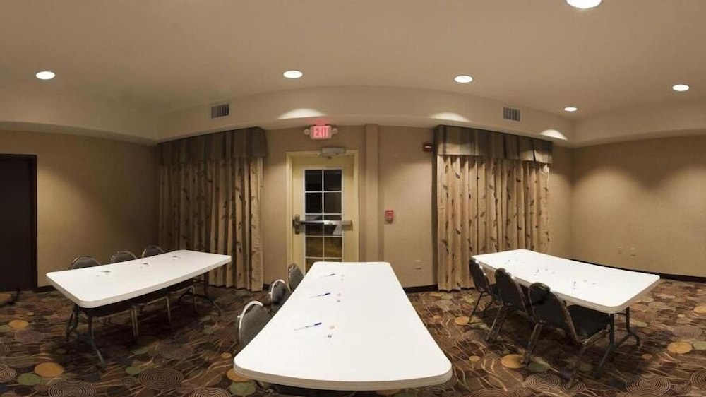Holiday Inn Express Hotel & Suites Okmulgee 26/55