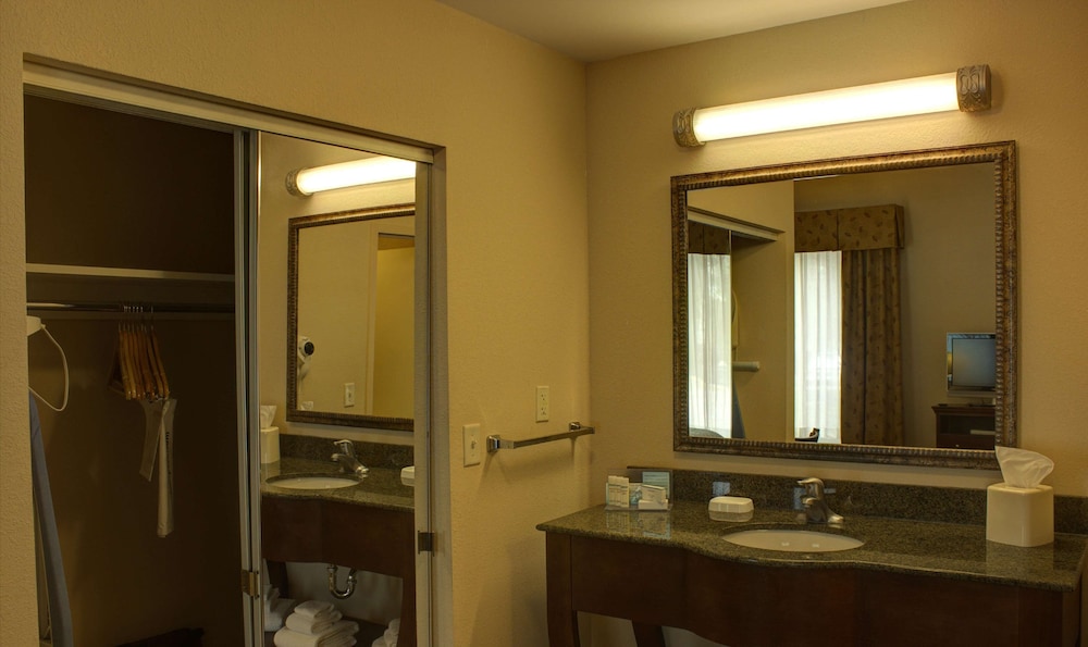 Hampton Inn Suites Palm Coast 49/72