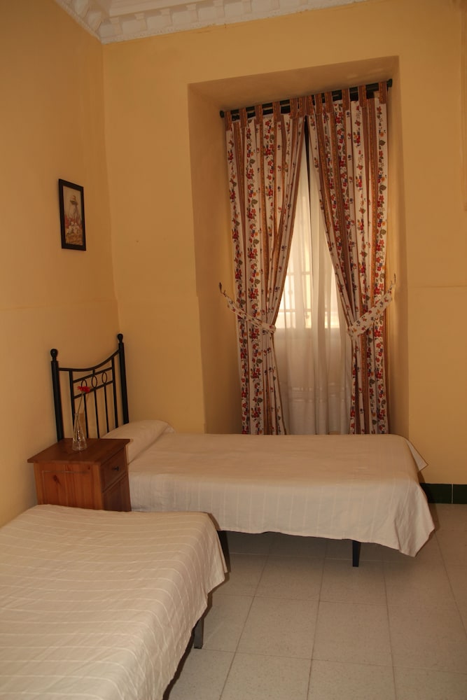 ROOM, TWIN BEDS, SHARED BATHROOM