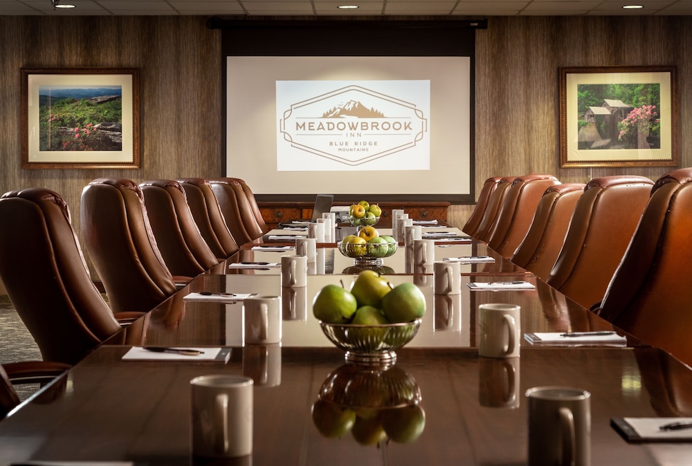 Meadowbrook Inn And Suites 42/45