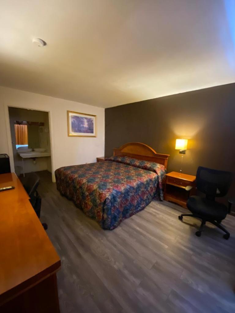 Country Club Inn &amp; Suites 30/51