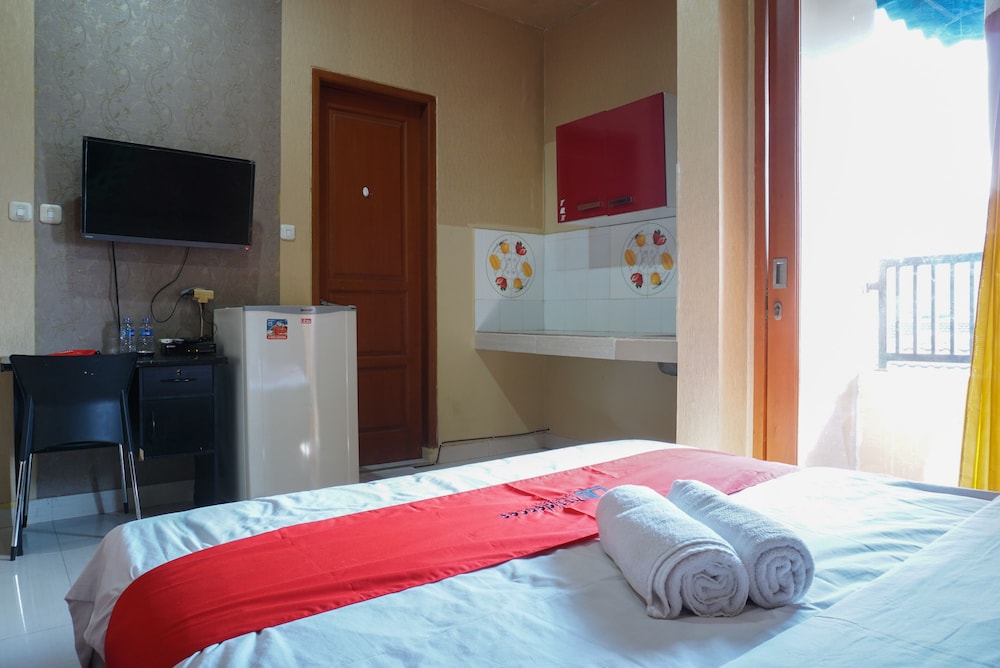 Residences By RedDoorz near Kemang Square 11/33