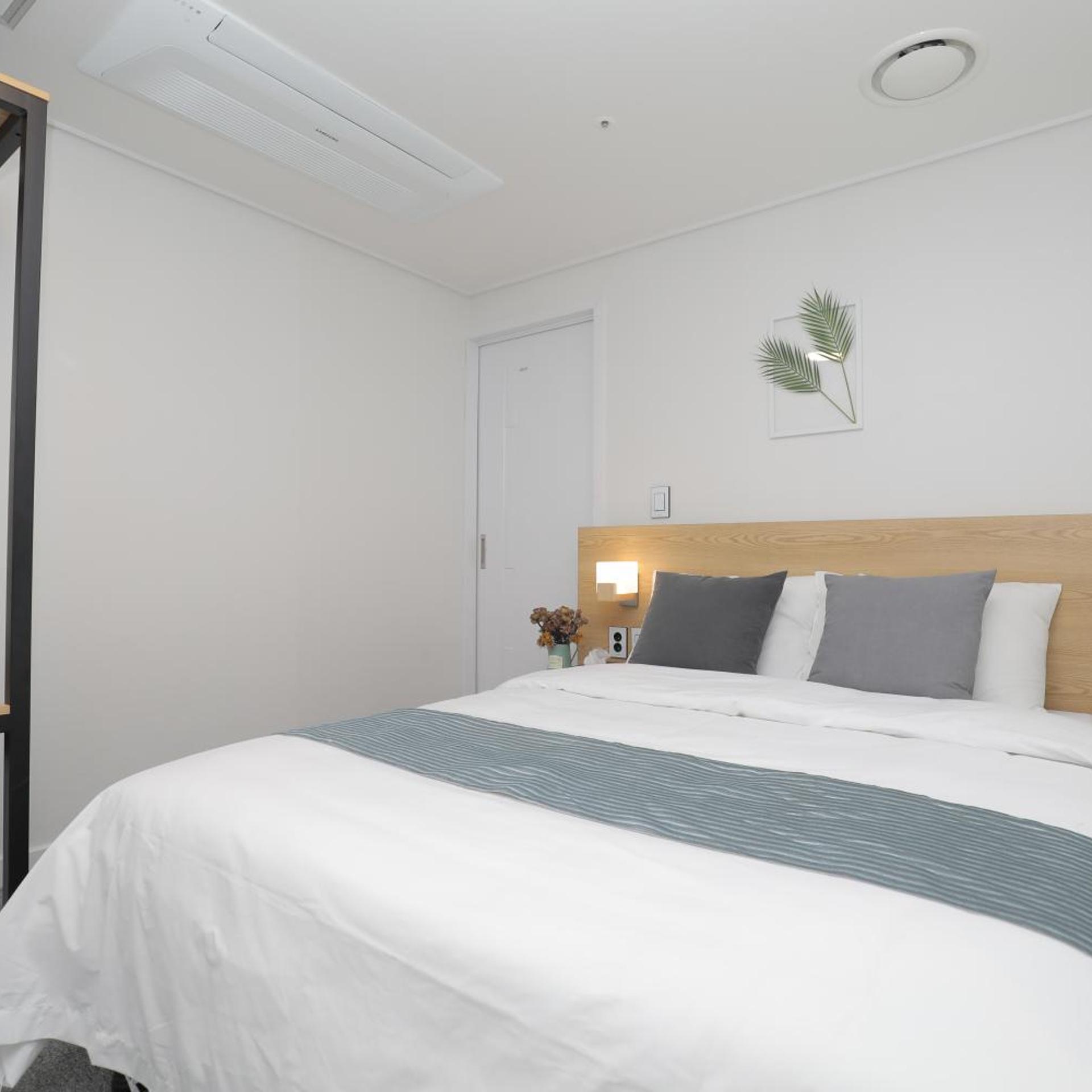 Room, Double Bed, No Window