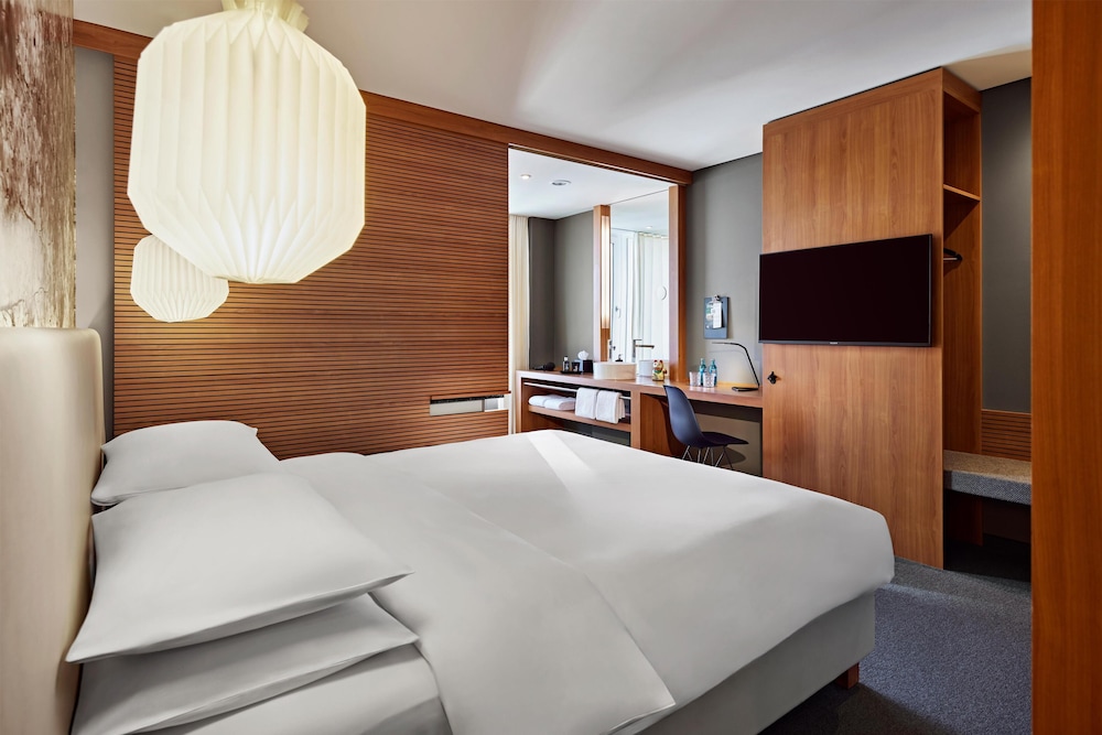 ME AND ALL HOTEL DUESSELDORF 13/46