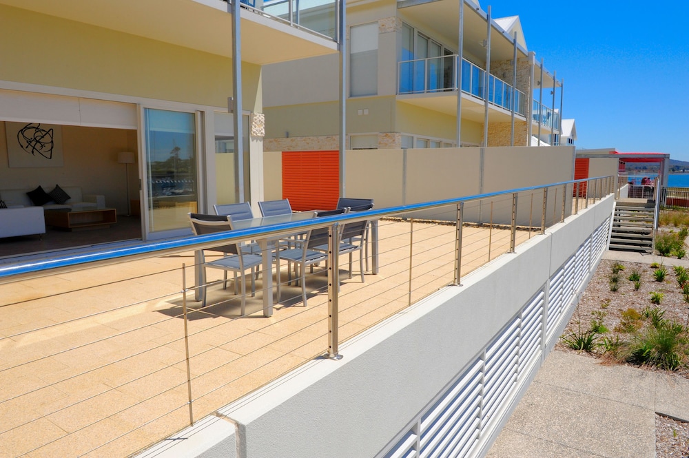 York Cove Hotel 48/59