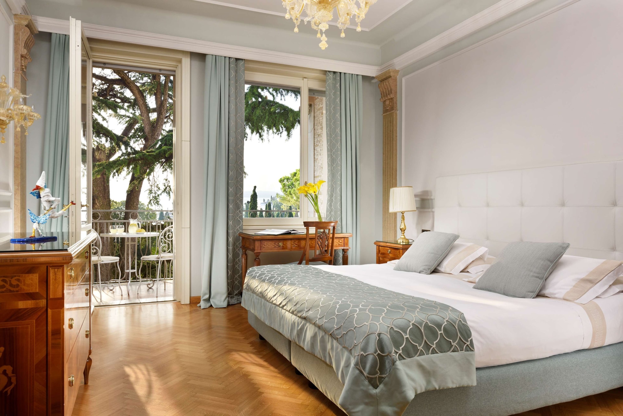 DELUXE, LAKE VIEW, BALCONY