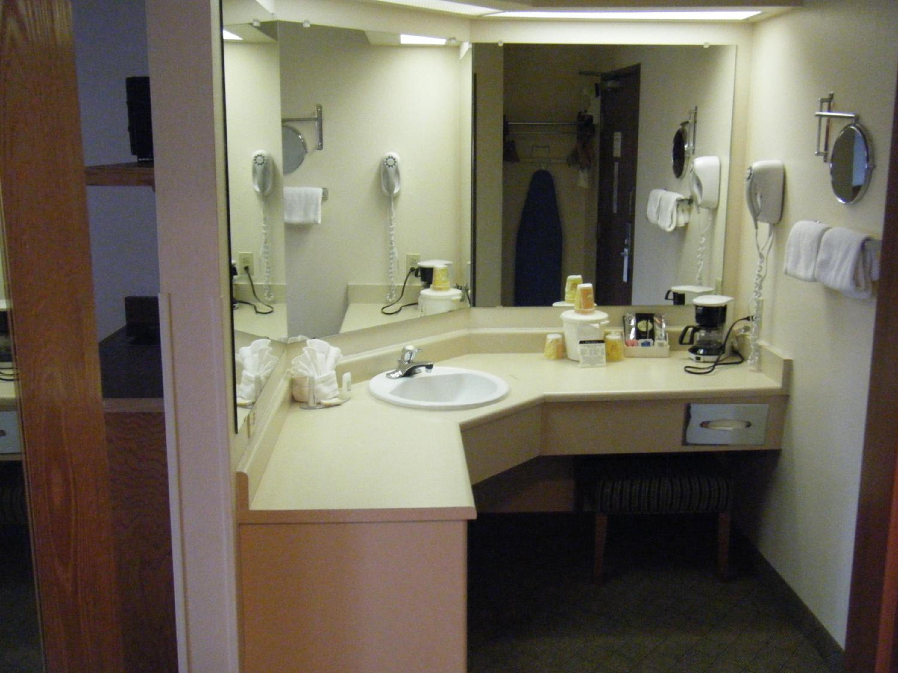 Hawthorn Suites by Wyndham Albuquerque 32/36