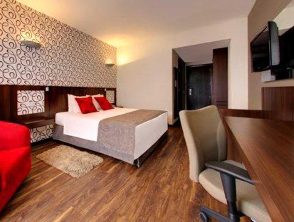 Upgrade, Queen Bed