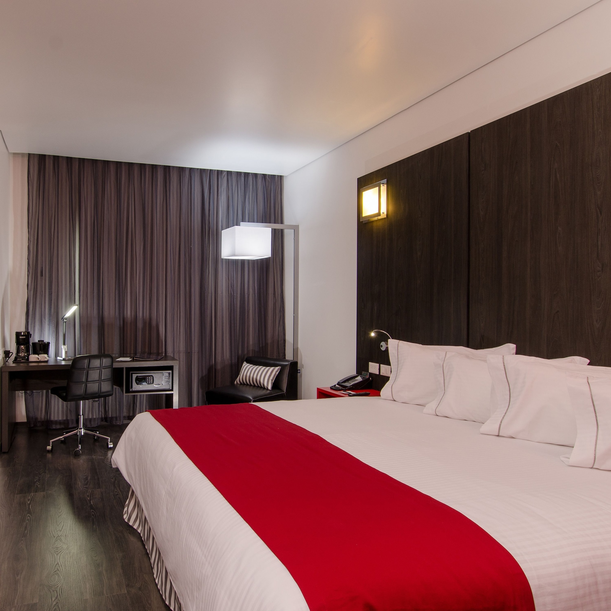 EXECUTIVE, KING BED