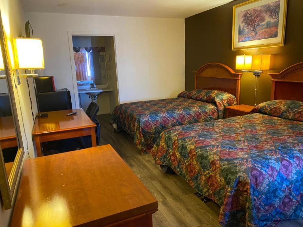 Country Club Inn &amp; Suites 31/51