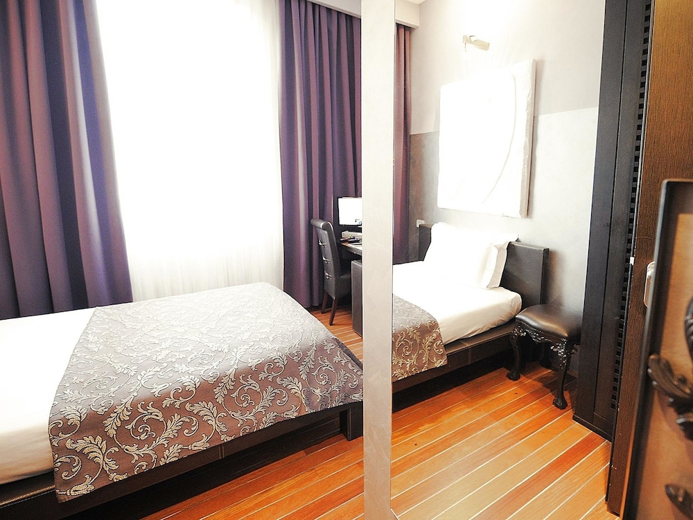 EXECUTIVE, QUEEN BED