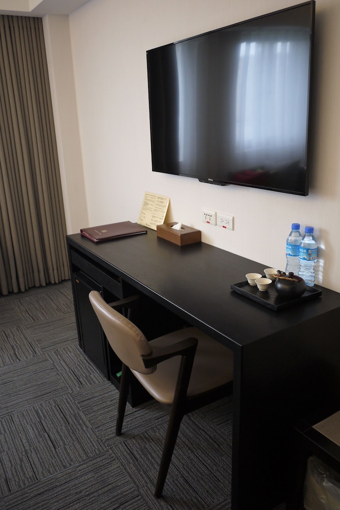 Emperor Hotel 43/50