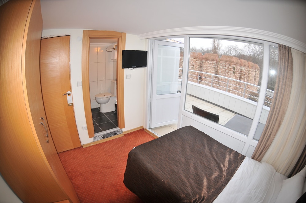 Palace Point Hotel 34/42