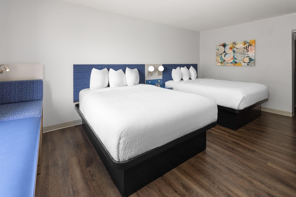 Microtel Inn and Suites by Wyndham Rehoboth Beach 27/62