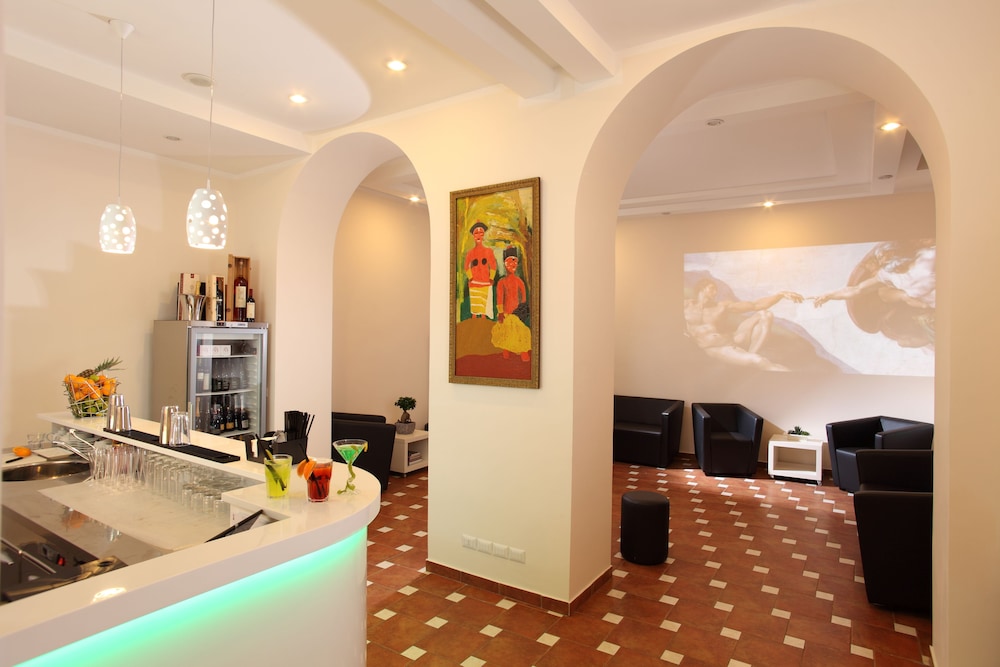 Hearth Hotel 73/92