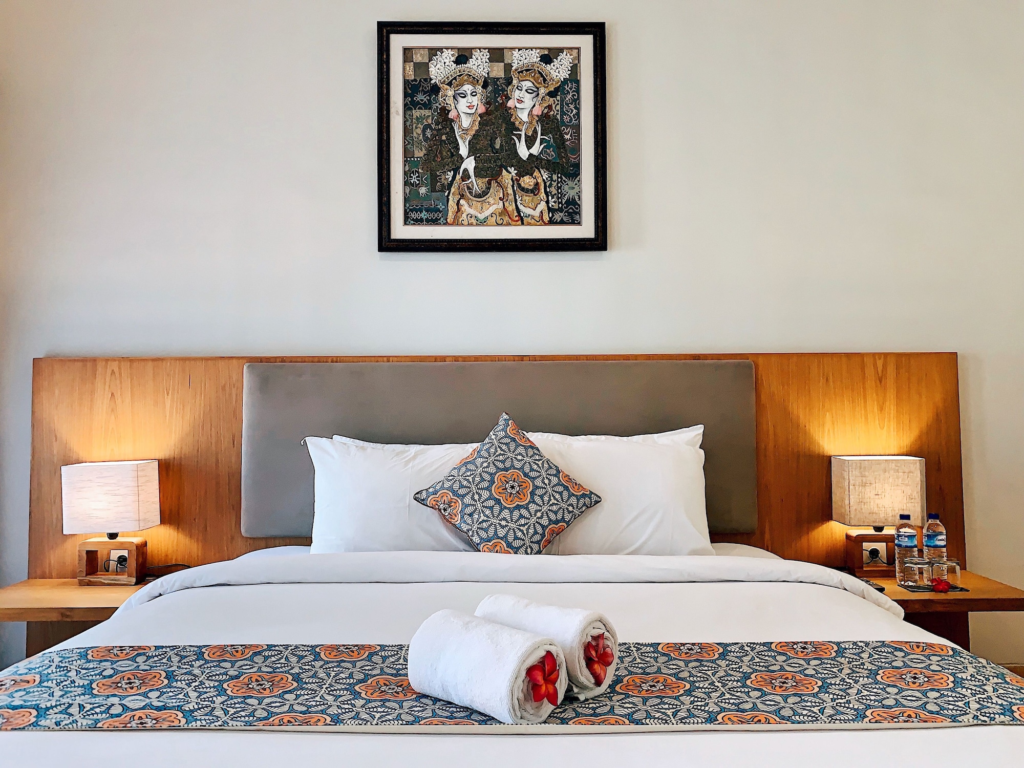 DELUXE, KING BED, POOL VIEW