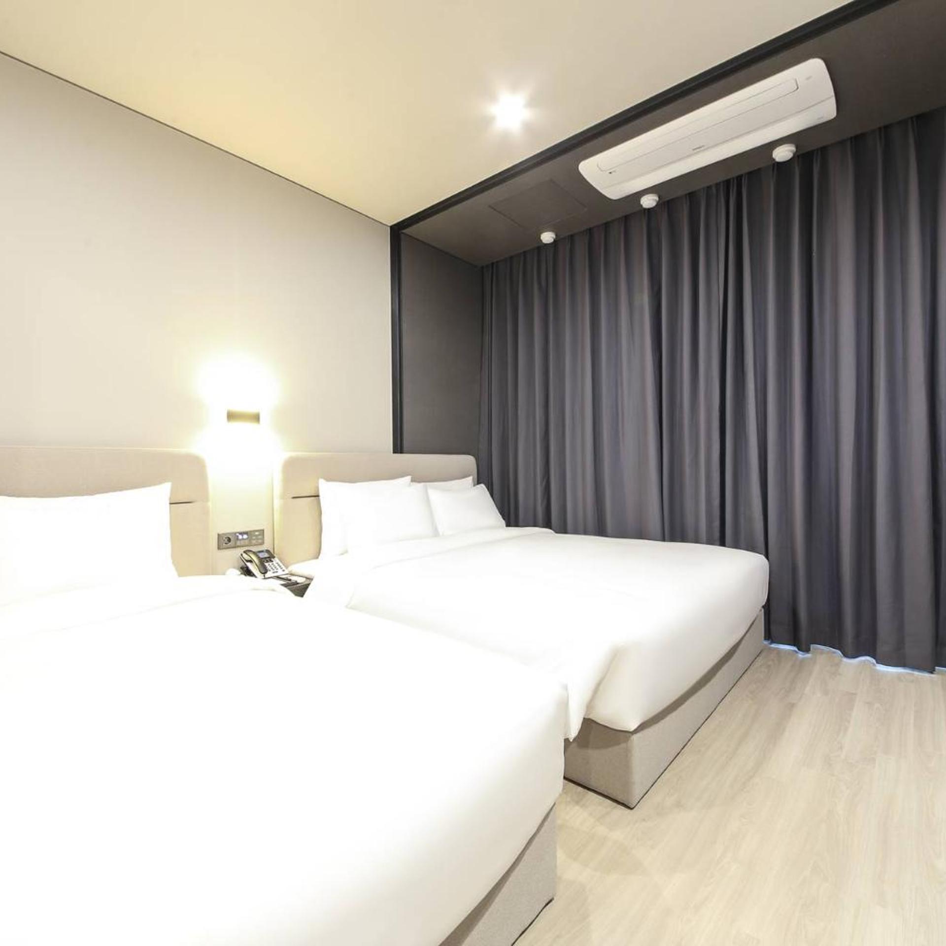 DELUXE, TWIN BEDS