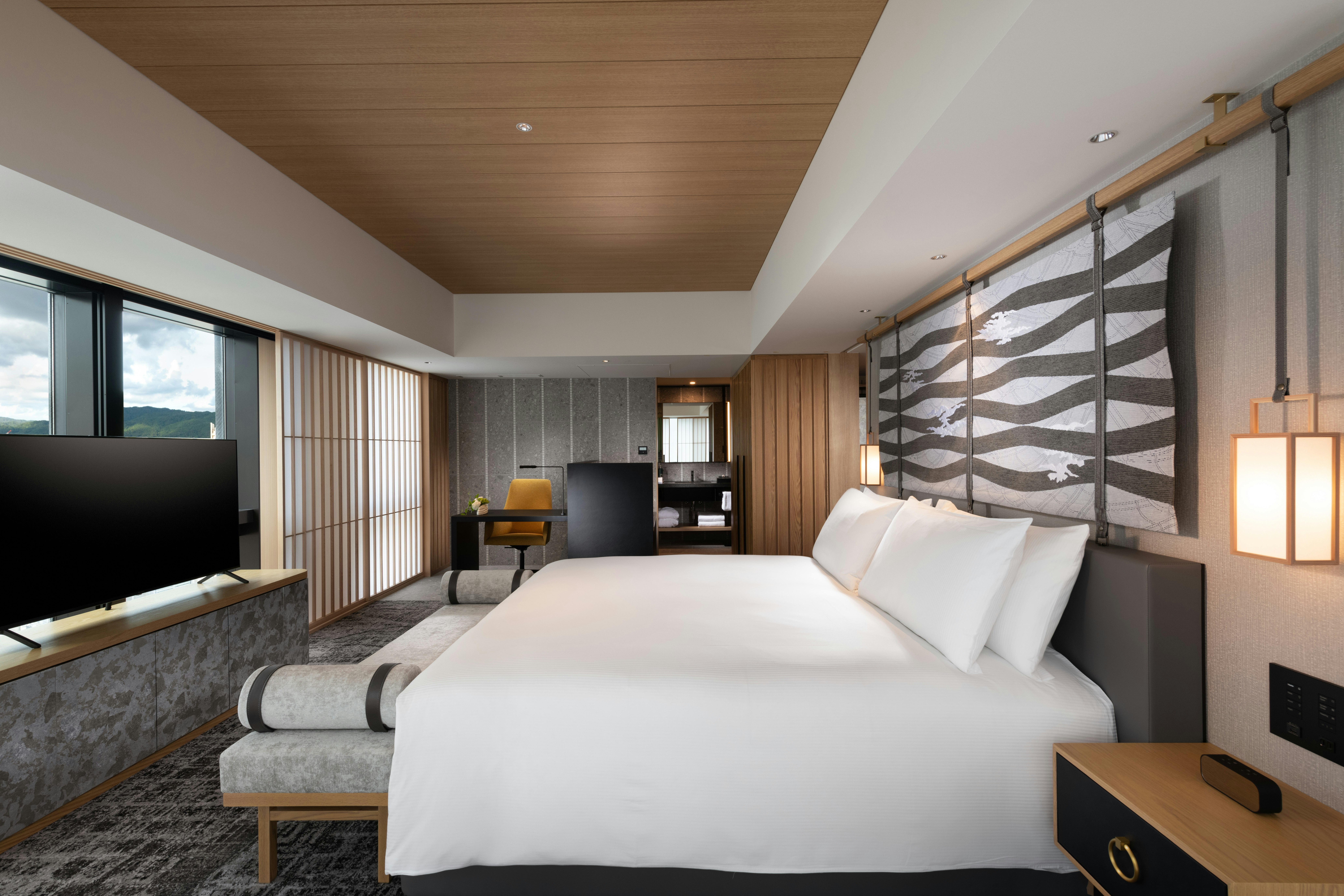 DELUXE, SUITE, KING BED
