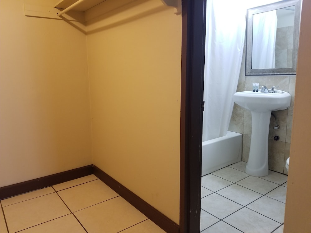 Parkway Inn Airport Motel 55/56