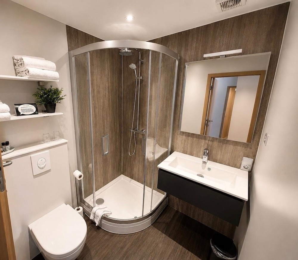 BEST WESTERN AXIS HOTEL 52/53