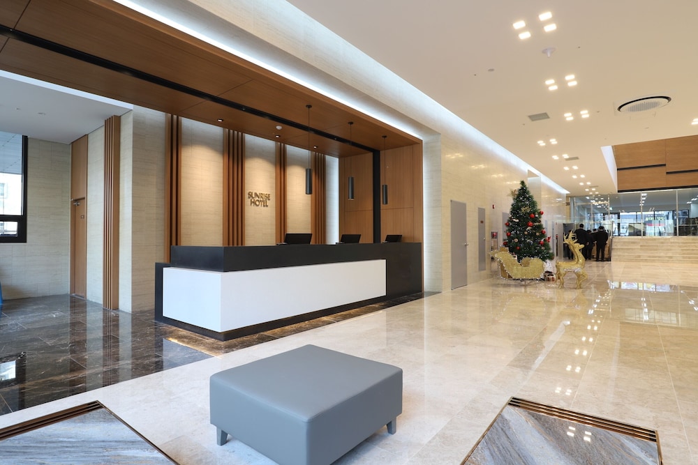 Lobby at Sunrise Hotel Sokcho, SOKCHO