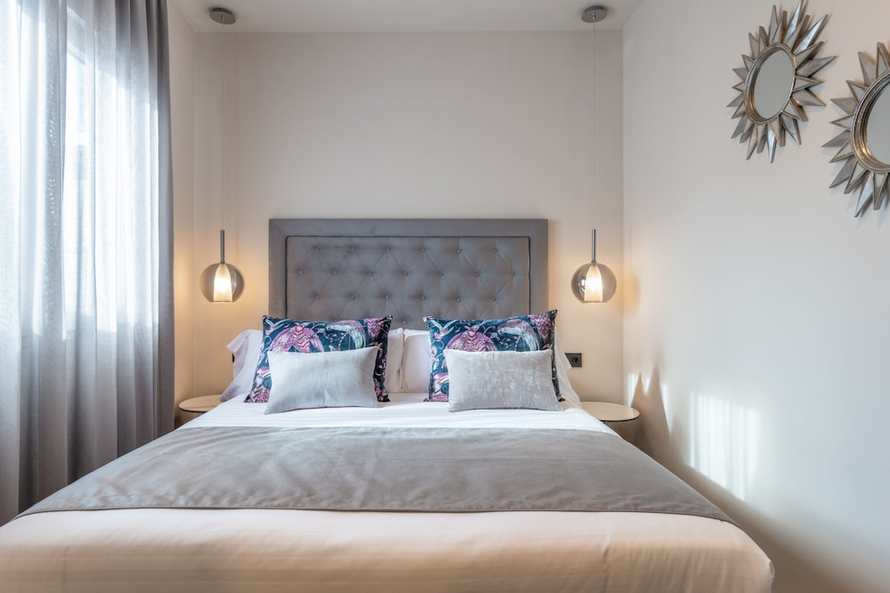 1 Bedroom, Deluxe, Apartment, Queen Bed, City View, Sofa