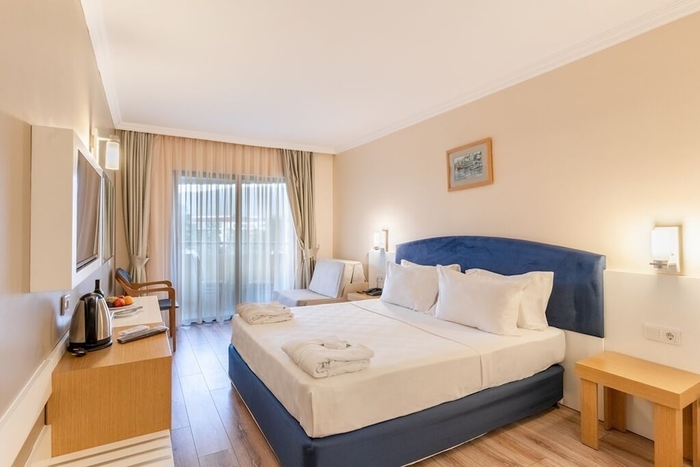 Lancora Beach Hotel 11/50