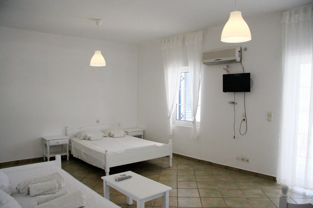 Armadoros Hotel / Ios Backpackers 26/47