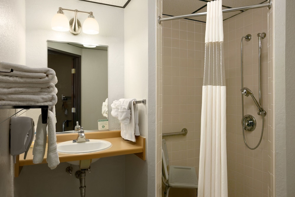 Days Inn By Wyndham Pierre 15/33