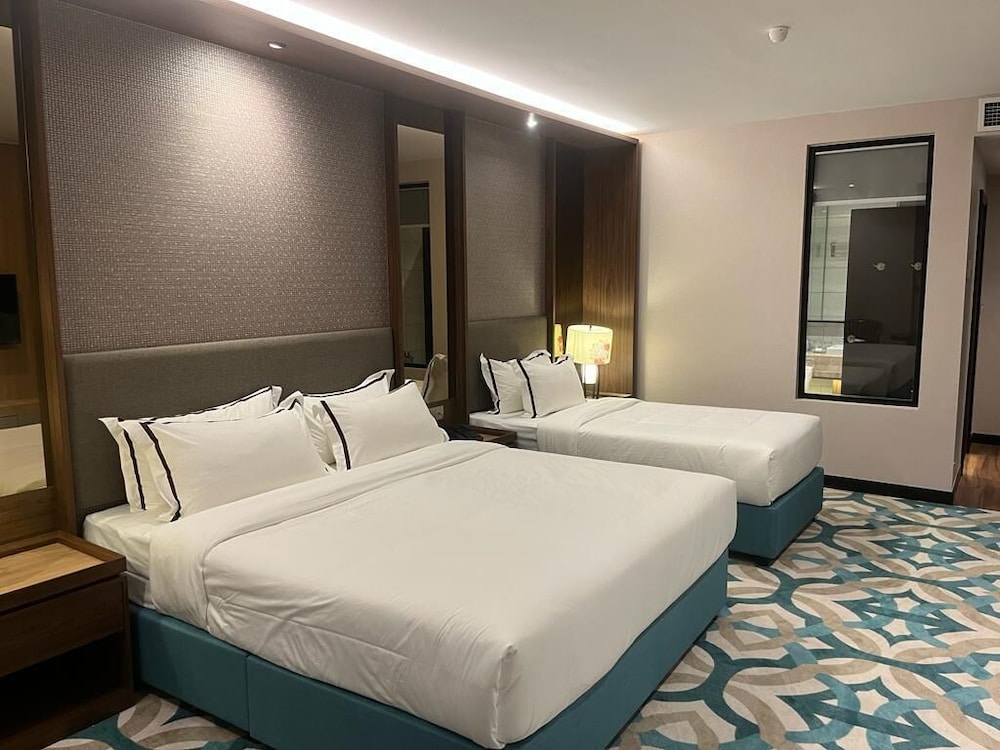 Executive, Triple, 1 King and 1 Single Beds