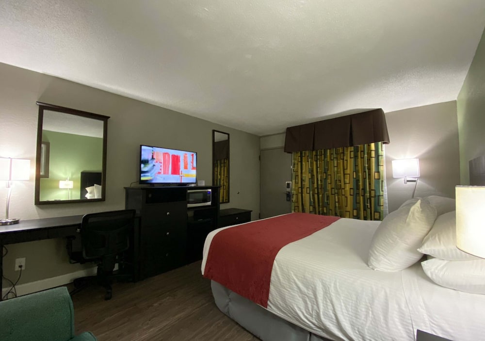 Lx Hotel A Travelodge By Wyndham 16/70