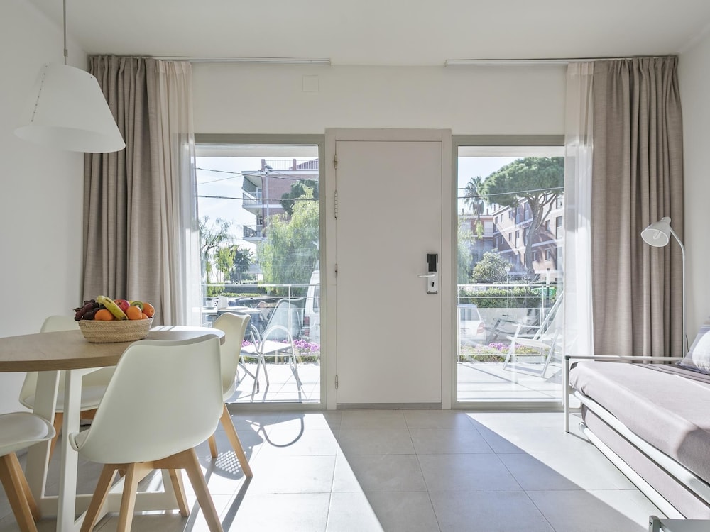 Castellmar Apartments 8/57