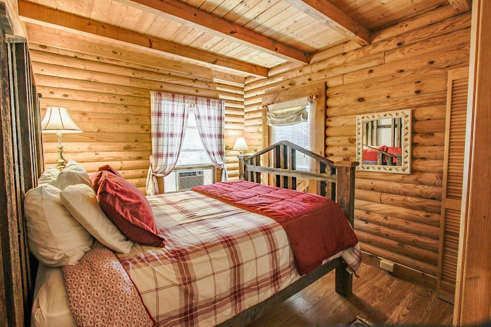 كابينة بسرير كوين وسريرين مزدوجين، Mountainaire Inn and Log Cabins 2/3