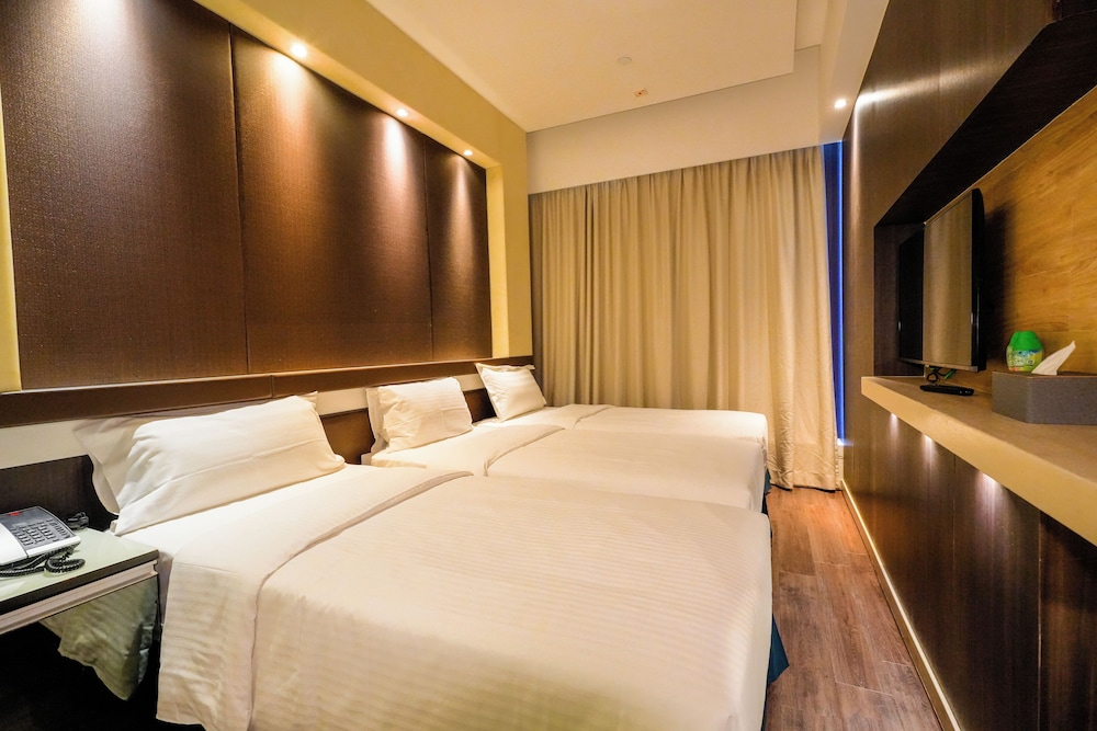Epoch Hotel 12/34
