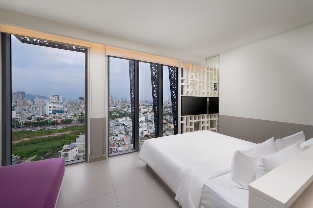 DELUXE, KING BED, CITY VIEW