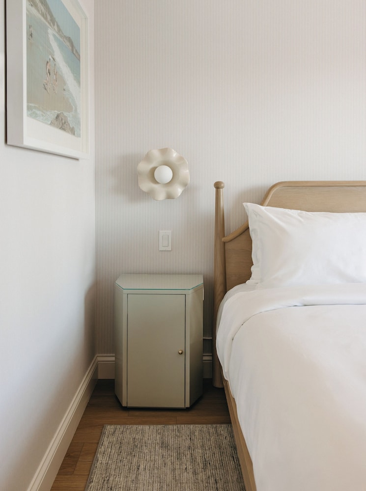 Bay Shores Peninsula Hotel 25/55