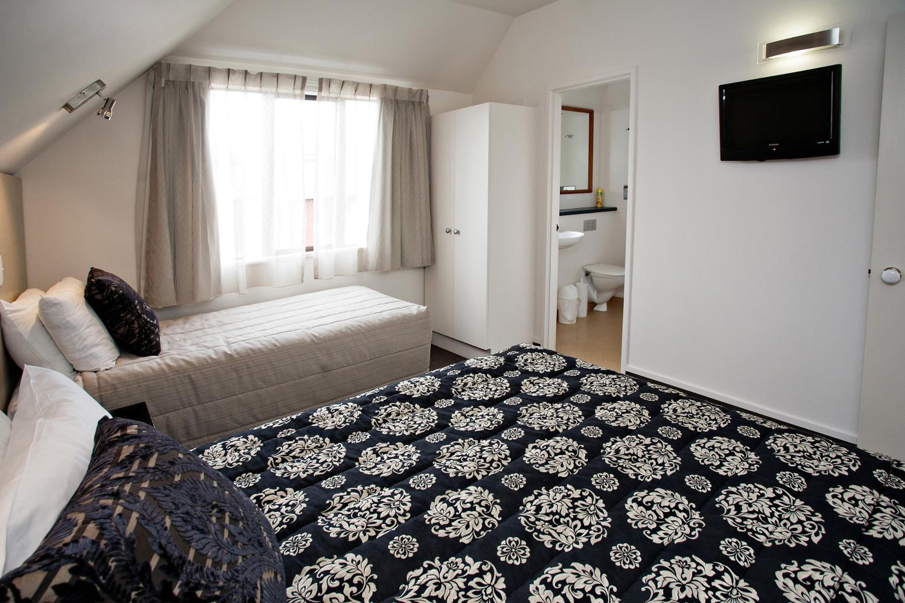 شقة كبيرة بسرير مزدوج وسريرين منفصلين بغرفة نوم واحدة، Cable Court Motel 10/10