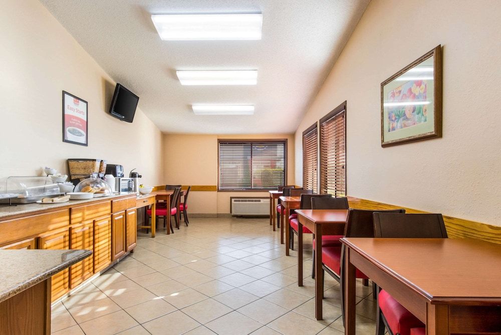 Econo Lodge Norwalk 20/28