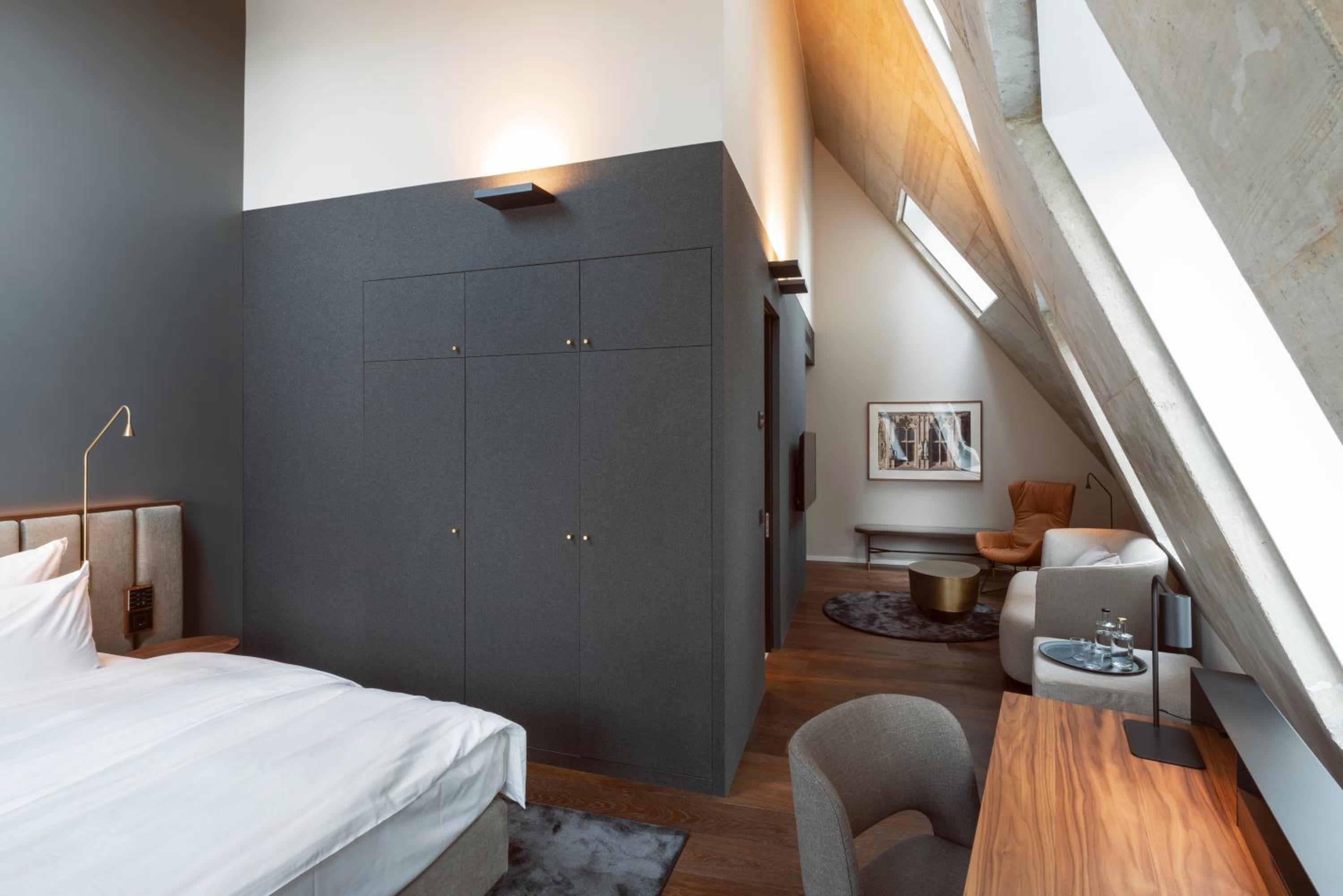 Legend Hotel 13/50